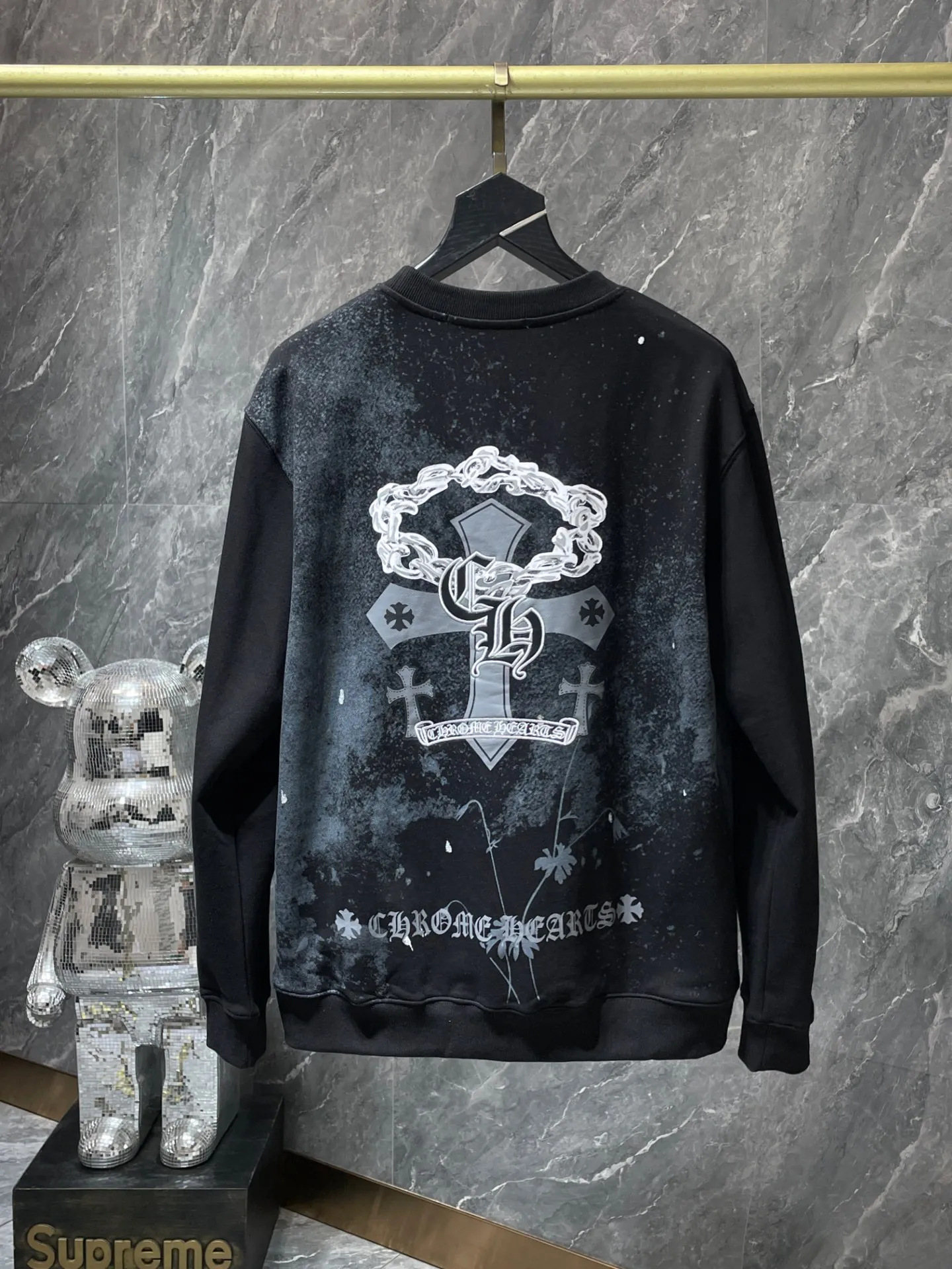 P230 Chrome Hearts Autumn and Winter 2025 are on sale simultaneously at counters. High-weight, environmentally friendly and high-quality top-quality fabrics. Starry sky cross patchwork leather embroidered crew neck sweatshirt. Imported environmentally friendly glue printing and dyeing. Simultaneous counter sales. 1:1 replica version. Recommended colors: black and white. Size: S, M, L, XL.